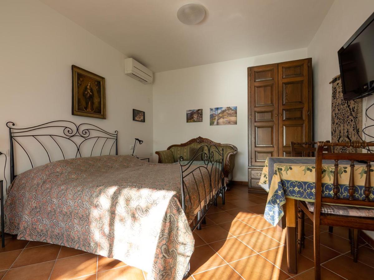 Tra Gli Ulivi Bed and Breakfast Pietra Ligure Eksteriør billede