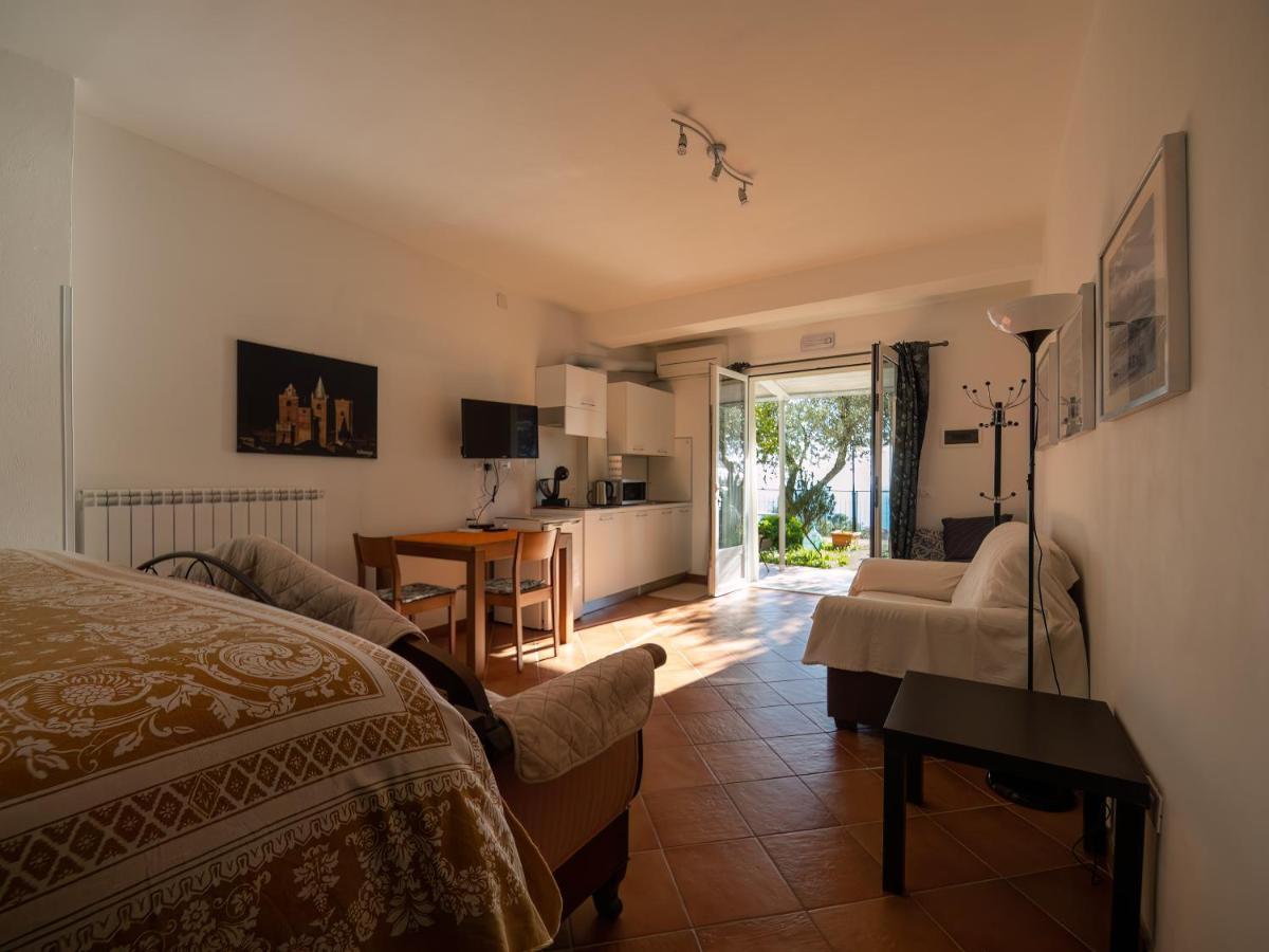 Tra Gli Ulivi Bed and Breakfast Pietra Ligure Eksteriør billede