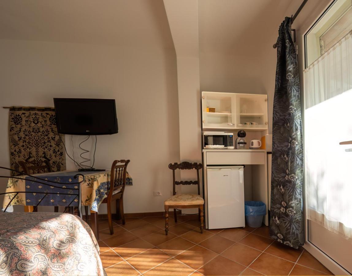 Tra Gli Ulivi Bed and Breakfast Pietra Ligure Eksteriør billede