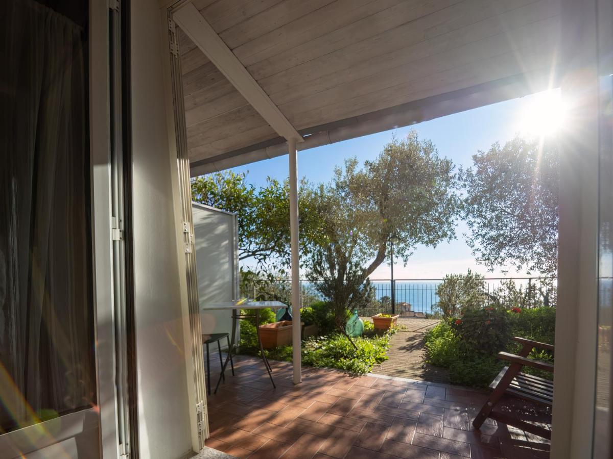 Tra Gli Ulivi Bed and Breakfast Pietra Ligure Eksteriør billede