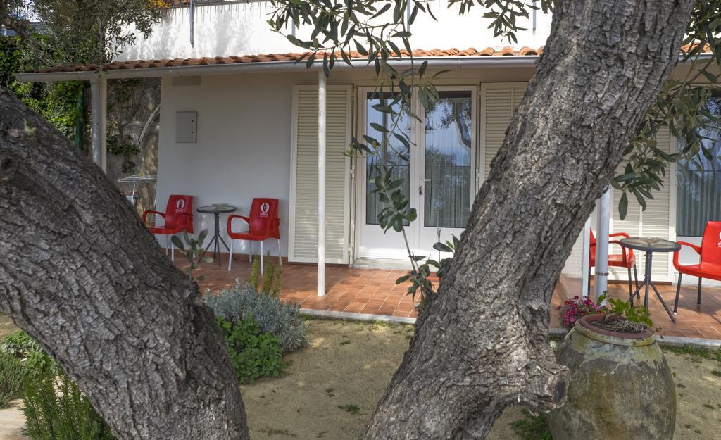 Tra Gli Ulivi Bed and Breakfast Pietra Ligure Eksteriør billede