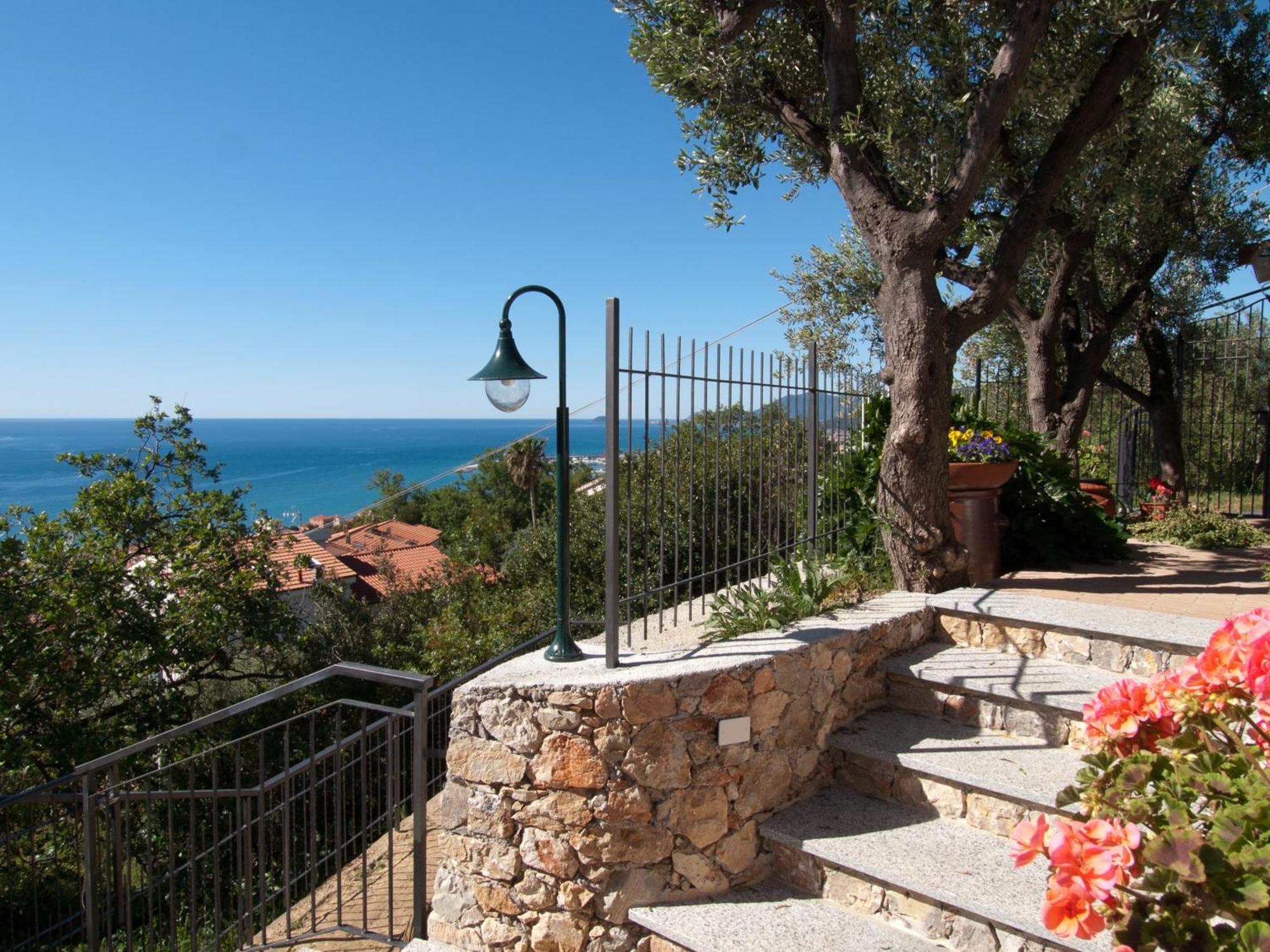 Tra Gli Ulivi Bed and Breakfast Pietra Ligure Eksteriør billede