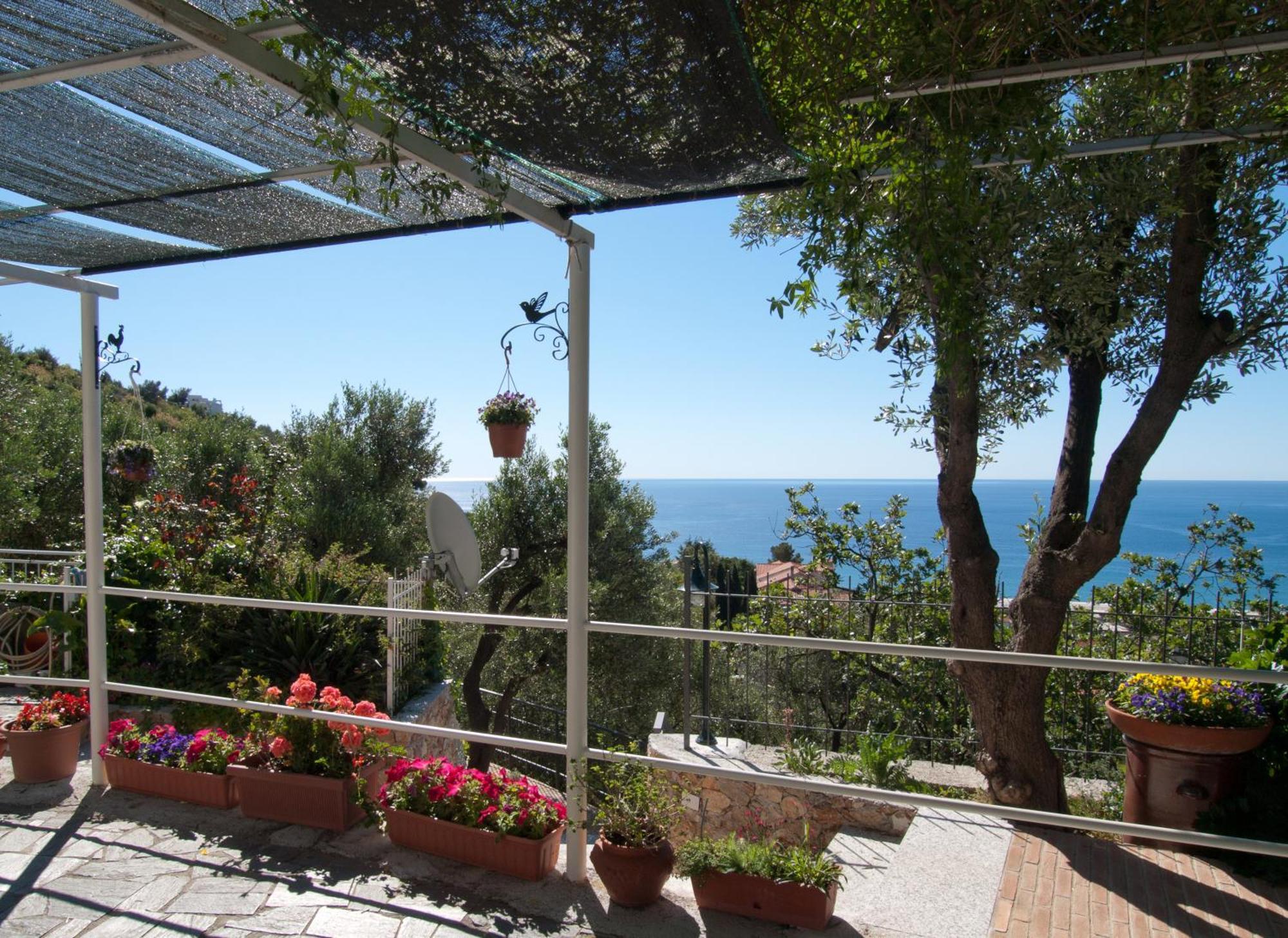 Tra Gli Ulivi Bed and Breakfast Pietra Ligure Eksteriør billede