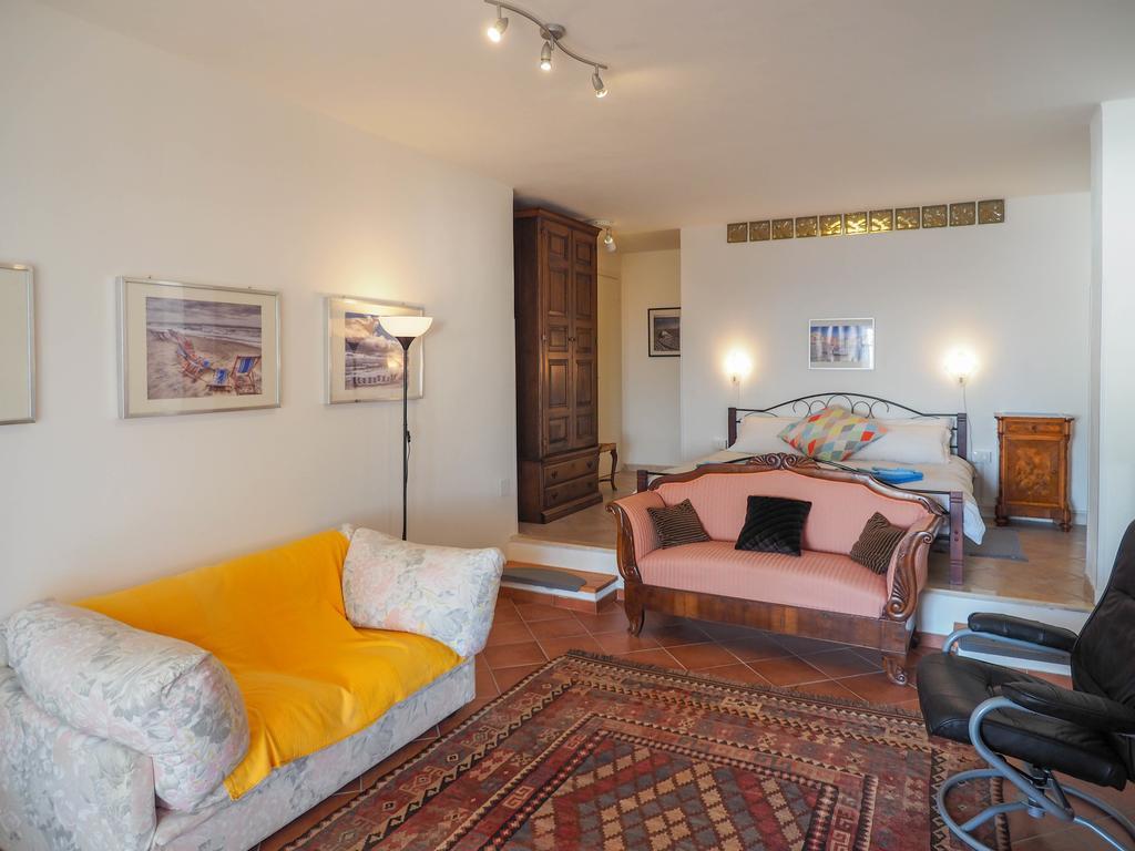 Tra Gli Ulivi Bed and Breakfast Pietra Ligure Værelse billede
