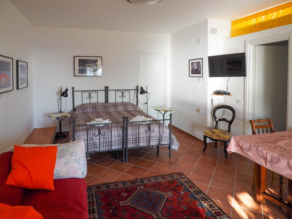 Tra Gli Ulivi Bed and Breakfast Pietra Ligure Eksteriør billede