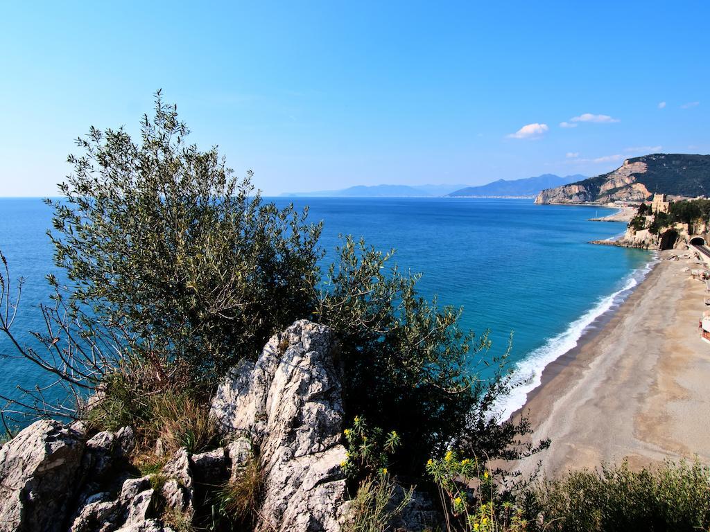 Tra Gli Ulivi Bed and Breakfast Pietra Ligure Eksteriør billede