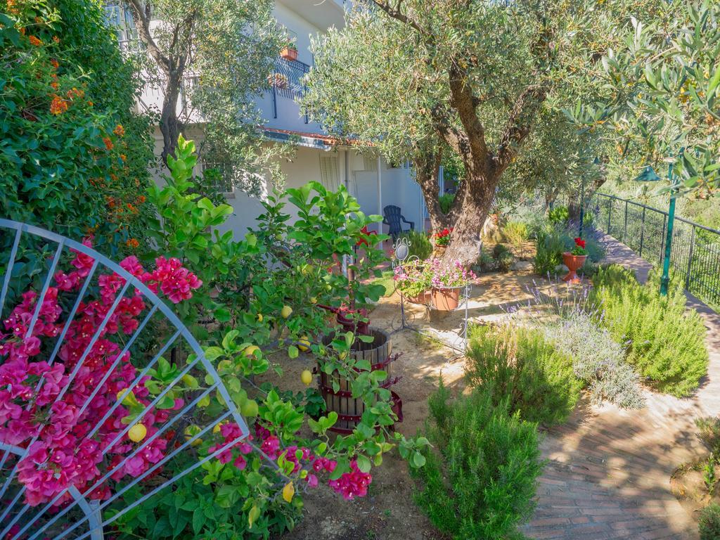 Tra Gli Ulivi Bed and Breakfast Pietra Ligure Eksteriør billede